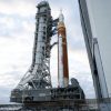 La fusée SLS sur son pas de tir avant Artémis II. // Source : Flickr/CC/NASA HQ PHOTO (photo recadrée)
