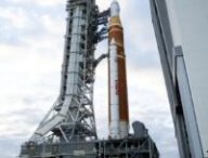 La fusée SLS sur son pas de tir avant Artémis II. // Source : Flickr/CC/NASA HQ PHOTO (photo recadrée)