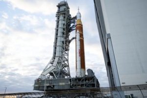 La fusée SLS sur son pas de tir avant Artémis II. // Source : Flickr/CC/NASA HQ PHOTO (photo recadrée)