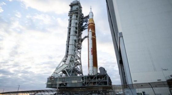 La fusée SLS sur son pas de tir avant Artémis II. // Source : Flickr/CC/NASA HQ PHOTO (photo recadrée)