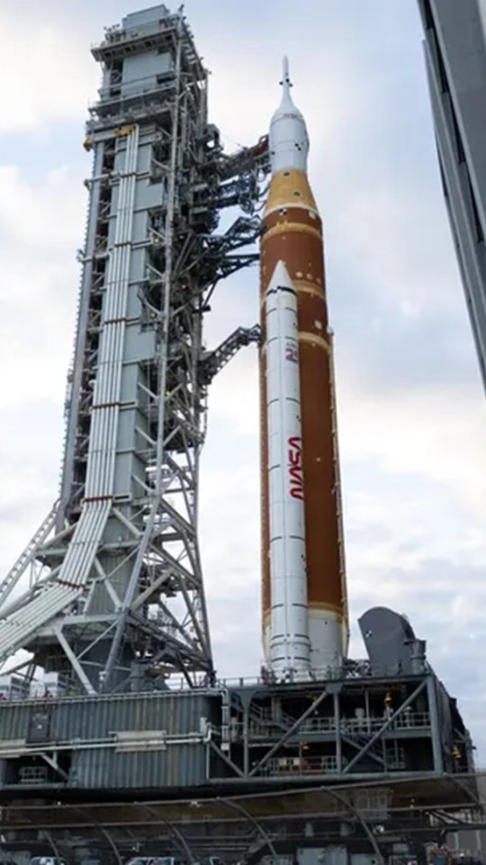 La fusée SLS sur son pas de tir avant Artémis II. // Source : Flickr/CC/NASA HQ PHOTO (photo recadrée)