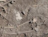 La fille de 8-10 ans placée allongée sur le dos avec une grappe osseuse qui appartient à une jeune femme adulte qui était une parente au troisième degré de la fille. // Source : Johan Norderäng La fille de 8-10 ans placée allongée sur le dos avec une grappe osseuse qui appartient à une jeune femme adulte qui était une parente au troisième degré de la fille. // Source : Johan Norderäng