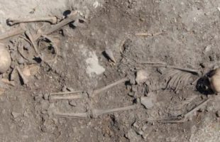 La fille de 8-10 ans placée allongée sur le dos avec une grappe osseuse qui appartient à une jeune femme adulte qui était une parente au troisième degré de la fille. // Source : Johan Norderäng