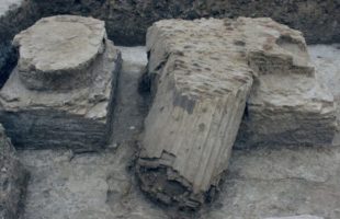 Colonne dans les cours à péristyle du palais  // Source : Rober Killick -Charax Spasinou Project 2022