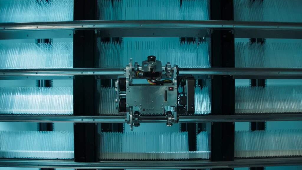 Des robots r&eacute;cup&egrave;rent la plaque concern&eacute;e. // Source : Microsoft