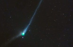 La comète Wierzchoś vue depuis la Namibie. Source : Instagram @friendsofnasa / Gerald Rhemann and Michael Jäger