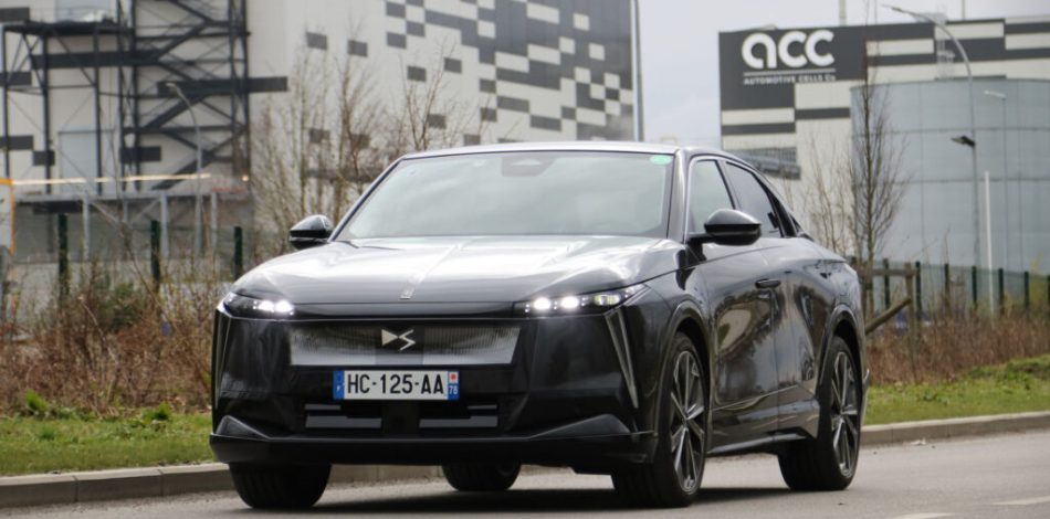 DS N°8 équipée de batteries ACC devant l'usine // Source : ACC