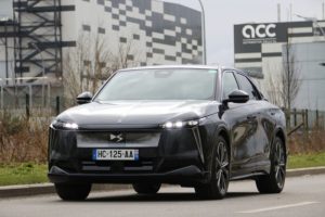 DS N°8 équipée de batteries ACC devant l'usine // Source : ACC