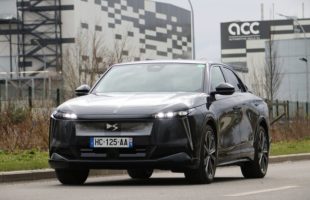 DS N°8 équipée de batteries ACC devant l'usine // Source : ACC