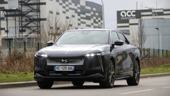 DS N°8 équipée de batteries ACC devant l'usine // Source : ACC