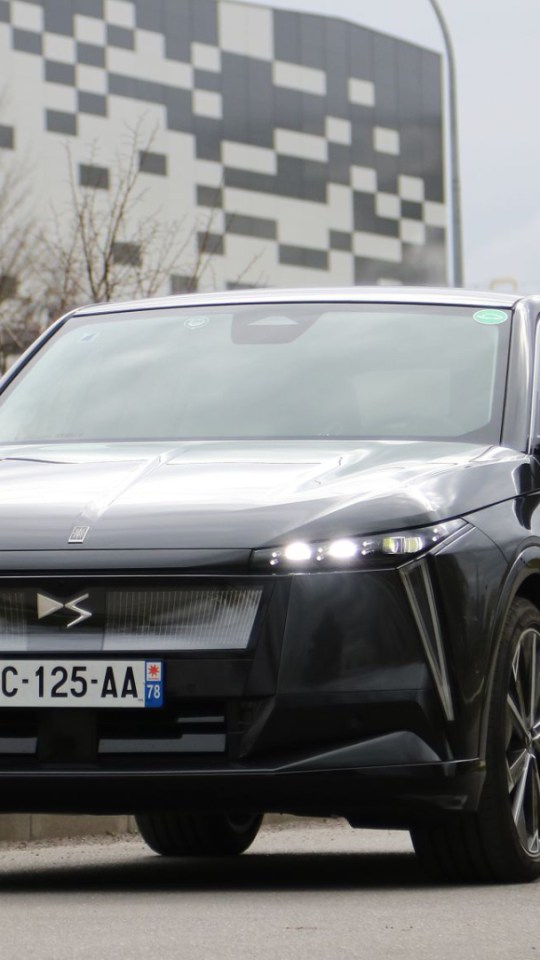 DS N°8 équipée de batteries ACC devant l'usine // Source : ACC