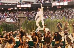 Bad Bunny au Super Bowl  // Source : Apple