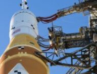 La fusée SLS roulant vers le pas de tir. // Source : Flickr/CC/Nasa (photo modifiée)