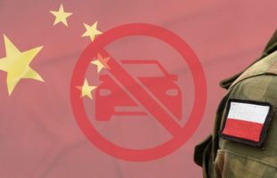 Ban voitures chinoises par l'armée polonaise // Source : Montage Numerama Ban voitures chinoises par l'armée polonaise // Source : Montage Numerama