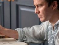 Benedict dans la saison 4 de La Chronique des Bridgerton. // Source : Via X @bridgerton