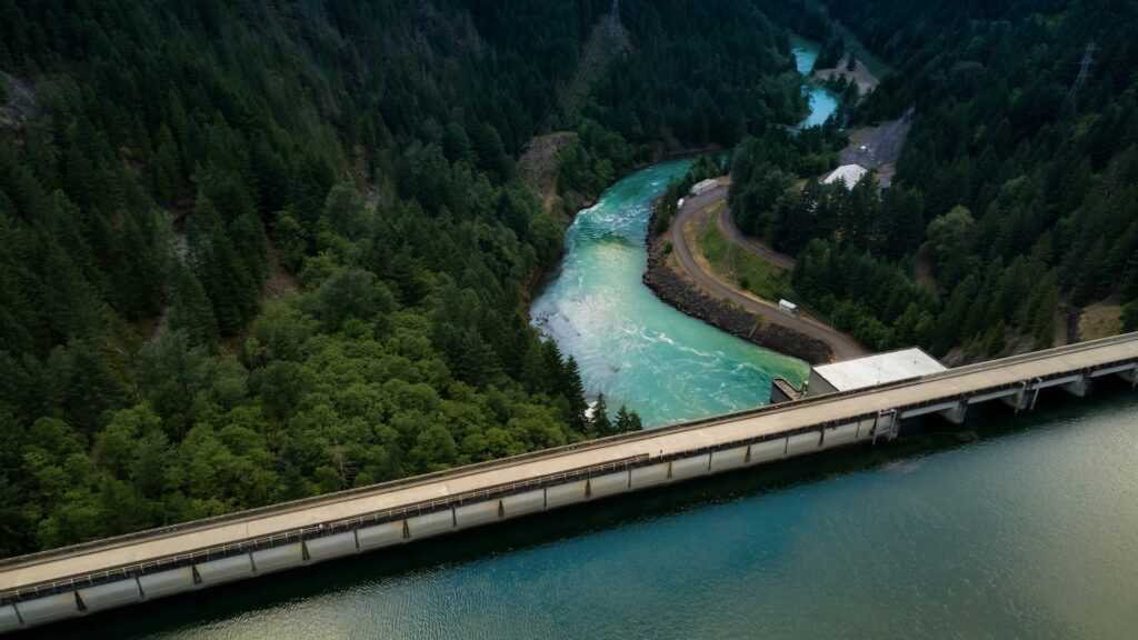 La bellenergie travaille avec des fournisseurs d'électricité spécialisés dans l'éolien, l'hydraulique et le solaire // Source : Unsplash