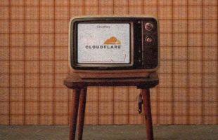 CLOUDFLARE vs Downdetector // Source : Montage Numerama