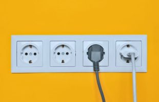 Prises électriques. // Source : Canva