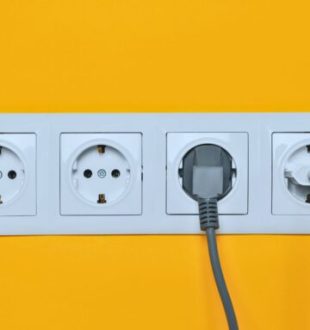 Prises électriques. // Source : Canva