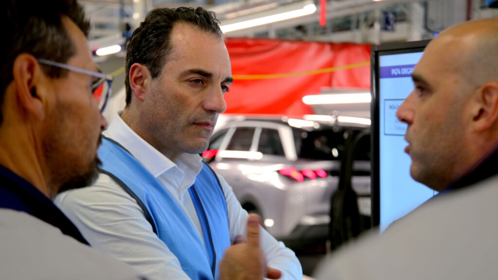 Antonio Filosa (CEO Stellantis) en visite d'usine // Source : Stellantis