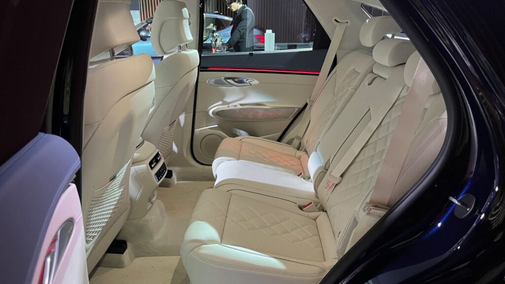 Les places arri&egrave;re du Genesis GV70. // Source : Robin San Vicente pour Numerama