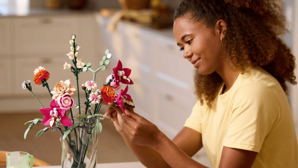 Le Joli Bouquet de Fleurs Roses // Source : Lego