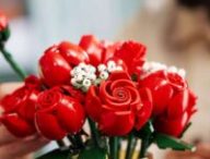 Lego roses // Source : Lego