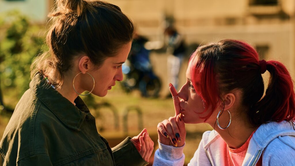 Rebecca Marder et Zo&eacute; Marchal dans Les Lionnes // Source : Netflix