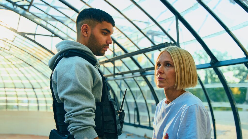 Sami Outalbali et Pascale Arbillot dans Les Lionnes // Source : Netflix