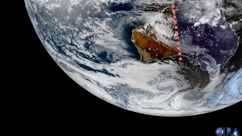On distingue l'ombre de la Lune sur l'Australie. // Source : Via X @NOAASatellites ; annotation Numerama