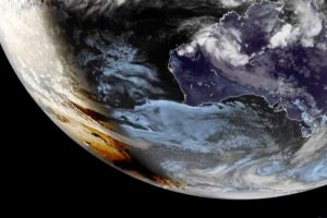 Éclipse du 17 février 2026 vue de l'espace. // Source : Via X @NOAASatellites