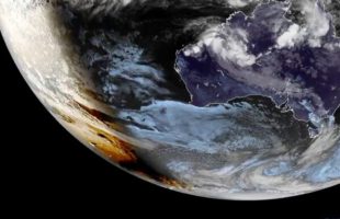 Éclipse du 17 février 2026 vue de l'espace. // Source : Via X @NOAASatellites Éclipse du 17 février 2026 vue de l'espace. // Source : Via X @NOAASatellites