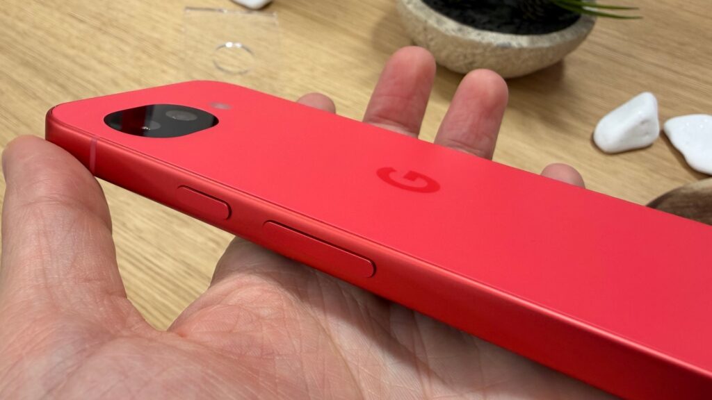 Le dos du Pixel 10a n'a pas d'aimants : impossible de connecter un accessoire d'iPhone. // Source : Numerama Le dos du Pixel 10a n'a pas d'aimants : impossible de connecter un accessoire d'iPhone. // Source : Numerama