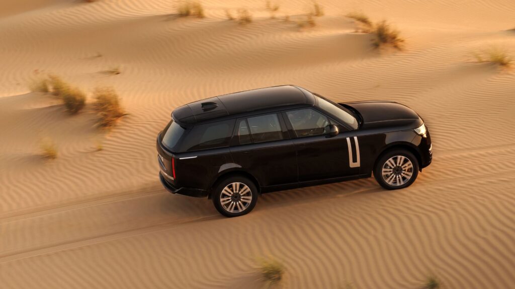 Le futur Range Rover &eacute;lectrique en plein tests dans le d&eacute;sert. // Source : Land Rover