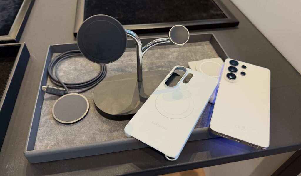 Tous les accessoires Qi2 lanc&eacute;s par Samsung en f&eacute;vrier 2026. Ils sont incompatibles avec les smartphones sans coque.