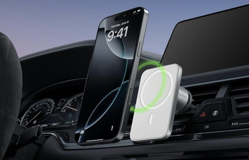 Un support Belkin compatible Qi2 pour la voiture.