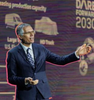 Plan Dare Forward 2030 de Stellantis par Carlos Tavares // Source : Montage Numerama