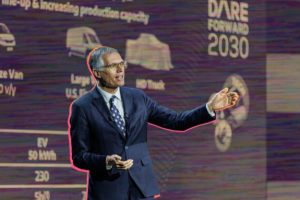 Plan Dare Forward 2030 de Stellantis par Carlos Tavares // Source : Montage Numerama Plan Dare Forward 2030 de Stellantis par Carlos Tavares // Source : Montage Numerama