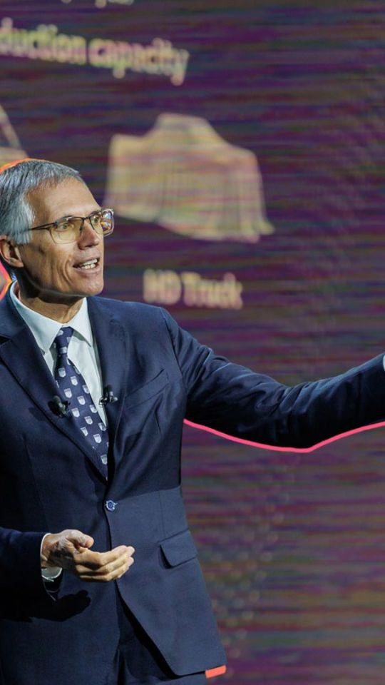 Plan Dare Forward 2030 de Stellantis par Carlos Tavares // Source : Montage Numerama Plan Dare Forward 2030 de Stellantis par Carlos Tavares // Source : Montage Numerama