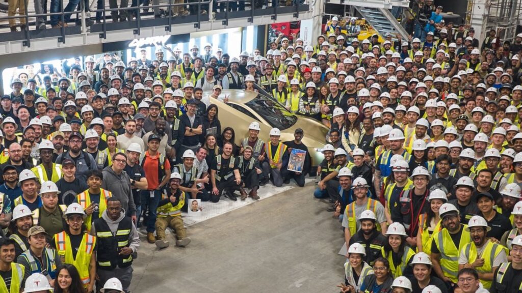 Le premier exemplaire du Tesla Cybercab assembl&eacute; &agrave; la Gigafactory du Texas. // Source : Tesla via X