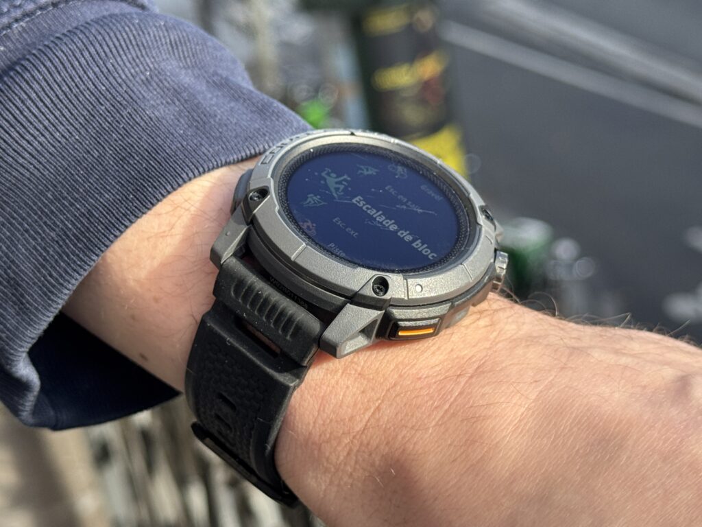 La Coros Nomad test&eacute;e pour l'escalade // Source : Julien Cadot / Na&euml;l Fontaine pour Numerama