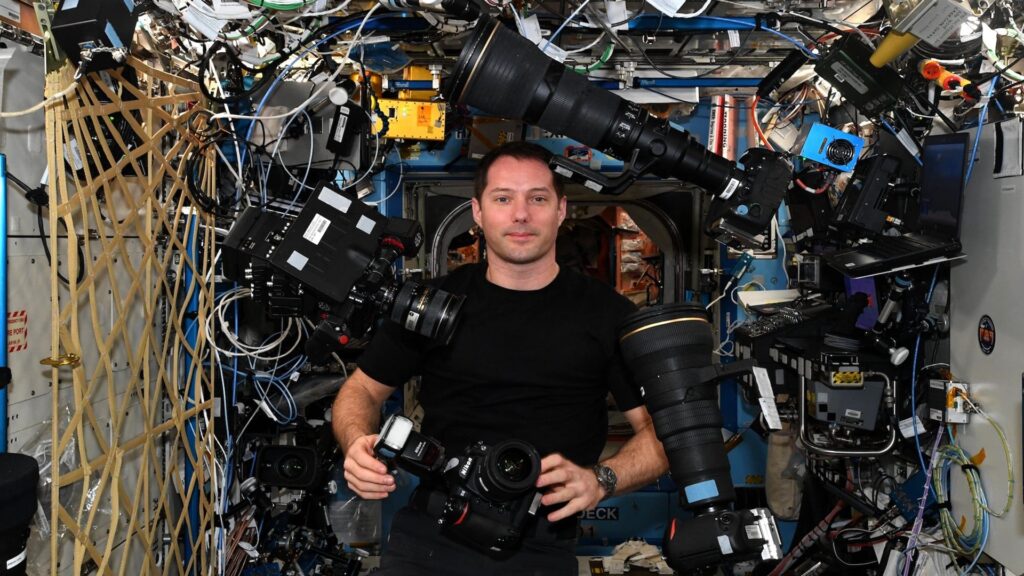 Thomas Pesquet et son mat&eacute;riel photographique.