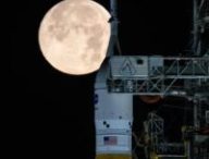 La fusée SLS de nuit, prête à partir pour Artémis II. Source : Nasa