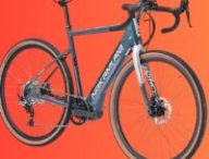 Vélo gravel adulte E-GRAVEL // Source : Intersport