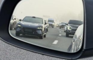 Xiaomi YU7 sur une autoroute californienne // Source : Un utilisateur du réseau Xiaohongshu