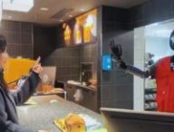 Un McDonald's de Shanghai a commencé à déployer des robots humanoïdes // Source : @CyberRobooo sur X