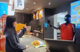 Un McDonald's de Shanghai a commencé à déployer des robots humanoïdes // Source : @CyberRobooo sur X