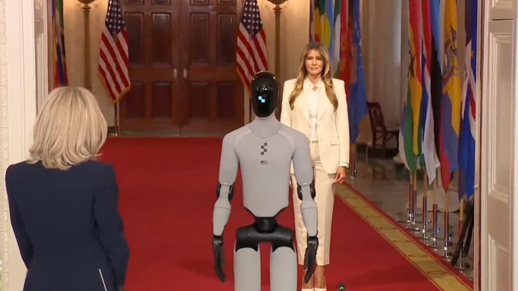 Figure 03, aux c&ocirc;t&eacute;s de Melania Trump et Brigitte Macron. // Source : Capture d'&eacute;cran Numerama