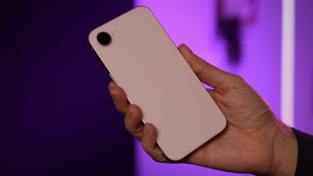 La teinte rose de l'iPhone 17e est très difficile à voir sous certaines lumières : on aurait préféré un rose plus pétillant comme sur le 16. // Source : Numerama