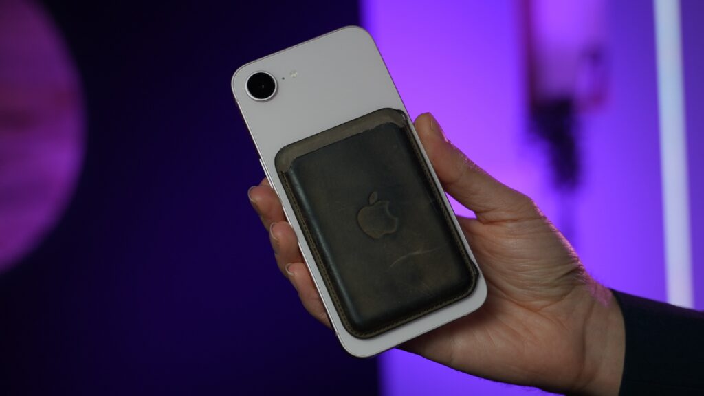 Un porte-cartes MagSafe tient enfin sur un iPhone 17e. // Source : Numerama